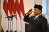 Presiden Prabowo Subianto memberi hormat ketika lagu Indonesia Raya berkumandang saat upacara pelantikan menteri dan kepala badan setingkat menteri dalam Kabinet Merah Putih di Istana Negara, Jakarta, Senin (21/10/2024).  Presiden Prabowo melantik 53 menteri dan kepala badan negara setingkat menteri dalam Kabinet Merah Putih periode 2024-2029. Antara Kaltim/Hafidz Mubarak A/Lmo/nym.

