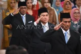 Menteri BUMN Erick Thohir (tengah) bersama Menteri Pertanian Andi Amran Sulaiman (kanan) dan Menteri Ekonomi Kreatif/Kepala Badan Ekonomi Kreatif Teuku Riefky Harsya (kiri) memberi hormat saat pelantikan menteri dan kepala badan setingkat menteri dalam Kabinet Merah Putih di Istana Negara, Jakarta, Senin (21/10/2024). Presiden Prabowo Subianto melantik 53 menteri dan kepala badan negara setingkat menteri dalam Kabinet Merah Putih periode 2024-2029. Antara Kaltim/Sigid Kurniawan/app/nym. 