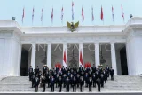 Presiden Prabowo Subianto (depan, tengah) didampingi Wakil Presiden Gibran Rakabuming Raka (depan, keempat kanan) berfoto bersama jajaran Menteri dan kepala badan setingkat menteri dalam Kabinet Merah Putih di Istana Negara, Jakarta, Senin (21/10/2024). Presiden Prabowo melantik 53 menteri dan kepala badan negara setingkat menteri dalam Kabinet Merah Putih periode 2024-2029. Antara Kaltim/Hafidz Mubarak A/Lmo/nym. 