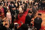 Presiden Prabowo Subianto (kanan) berjabat tangan dengan Menko Bidang Politik dan Keamanan Budi Gunawan (kedua kanan) usai pelantikan menteri dan kepala badan setingkat menteri dalam Kabinet Merah Putih di Istana Negara, Jakarta, Senin (21/10/2024). Presiden Prabowo melantik 53 menteri dan kepala badan negara setingkat menteri dalam Kabinet Merah Putih periode 2024-2029. Antara Kaltim/Sigid Kurniawan/app/nym.

