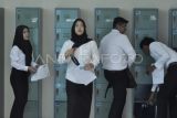 Sejumlah peserta menyimpan barang di loker sebelum mengikuti tes Seleksi Kompetensi Dasar (SKD) Calon Pegawai Negeri Sipil (CPNS) 2024 formasi Kementerian Keuangan di Unit Pelaksana Teknis Badan Kepegawaian Negara (UPT BKN) di Kota Bengkulu, Bengkulu, Kamis (17/10/2024). Tes SKD CPNS 2024 itu diikuti 1.462 peserta dan diselenggarakan hingga 14 November 2024 pada dua tempat terpisah. ANTARA FOTO/Muhammad Izfaldi/Spt.