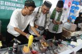 Santri menyajikan produk makanan dalam Halal Market Day di jalan Gajahmada, Malang, Jawa Timur, Selasa (22/10/2024). Kegiatan pameran dan bazar tersebut diadakan dalam rangka Hari Santri Nasional dan menampilkan ratusan produk Unit Usaha Mikro Kecil Menengah (UMKM) yang didirikan para santri dan pondok pesantren. Antara Jatim/Ari Bowo Sucipto/um