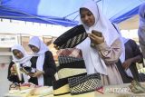 Sejumlah siswa melihat peci bambu dan sepatu bambu di SMAN 15 Kabupaten Tangerang, Banten, Selasa (22/10/2024). Yayasan Topi Bambu memberikan pengenalan dan pelatihan membuat kerajinan bambu seperti topi dan peci sebagai upaya melestarikan warisan budaya khas Kabupaten Tangerang sejak tahun 1887 tersebut kepada generasi muda. ANTARA FOTO/Sulthony Hasanuddin/gp