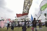 Santri mengikuti acara peringatan Hari Santri Nasional di Stadion Wiradadaha, Kota Tasikmalaya, Jawa Barat, Selasa (22/10/2024). Upacara dan kirab santri yang diikuti 90 ribu santri dari 274 pondok pesantren se-Kota Tasikmalaya dalam rangka memperingati rangkaian Hari Santri Nasional ke-10 dengan tema Menyambung Juang Merengkuh Masa Depan. ANTARA FOTO/Adeng Bustomi/agr