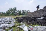 Petugas PPLH DLH Kabupaten Bandung Barat berjalan di tumpukan material yang diduga limbah sisa pembakaran batu bara atau fly ash bottom ash (FABA) di Kampung Rongga, Cihampelas, Kabupaten Bandung Barat, Jawa Barat, Senin (21/10/2024). Pejabat Pengawas Lingkungan Hidup (PPLH) Dinas Lingkungan Hidup (DLH) Kabupaten Bandung Barat melakukan investigasi dan pengumpulan bahan keterangan (pulbaket) terhadap dugaan pembuangan limbah batu bara yang berdampak buruk bagi kesehatan serta berpotensi mencemari lingkungan, perairan dan lahan pertanian di kawasan tersebut. ANTARA FOTO/Abdan Syakura/agr
