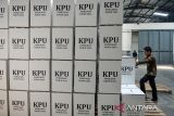 Petugas Komisi Pemilihan Umum (KPU) Kabupaten Bandung memeriksa kotak suara yang telah dirangkai di Gudang Logistik KPU Kabupaten Bandung di Katapang, Kabupaten Bandung, Jawa Barat, Selasa (22/10/2024). KPU Kabupaten Bandung hingga pertengahan November 2024 telah menerima 2,7 juta surat suara dan 11.780 kotak suara untuk pemilihan kepala daerah 2024 pada November mendatang. ANTARA FOTO/Raisan Al Farisi/agr