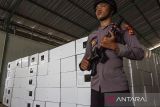 Logistik Pilkada di gudang KPU Pandeglang. Polisi berjaga di gudang logistik KPU Kabupaten Pandeglang, Banten, Selasa (22/10/2024). KPU Kabupaten Pandeglang telah menerima sebanyak 7.704 bilik suara, 3.852 kotak suara, 93.105 segel kertas, 23.112 kabel ties, 3.852 tinta pemilihan, dan 3.852 sampul model C hasil KWK yang nantinya akan didistribusikan ke 1.926 tempat pemungutan suara (TPS) di Kabupaten Pandeglang. ANTARA FOTO/Angga Budhiyanto/gp