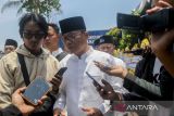 Menteri Desa dan Pembangunan Daerah Tertinggal (Mendes PDT) Yandri Susanto (tengah) menjawab pertanyaan wartawan di Ponpes Bai Mahdi Sholeh Ma'mun, Kabupaten Serang, Banten, Selasa (22/10/2024). Mendes PDT Yandri Susanto menanggapi kritikan Mahfud MD soal kegiatan haul ibundanya yang mengundang seluruh kepala desa se-Kabupaten Serang bahwa tidak ada kaitan politik dengan pencalonan istrinya yang juga sebagai Calon Bupati Kabupaten Serang nomor urut 2 Ratu Zakiyah. ANTARA FOTO/Muhammad Bagus Khoirunas/gp