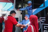 Seorang pasien keluar dari bus Klinik mata usai mendapatkan layanan Operasi katarak gratis di Markas PMI Banyuwangi, Jawa Timur, Selasa (22/10/2024). Sebanyak 300 orang ditargetkan dapat pelayanan operasi katarak, 800 orang mendapatkan kaca mata dan 500 orang layanan pengobatan mata secara gratis pada  kegiatan bakti Sosial oleh John Fawcett Foundation bersama Palang Merah Indonesia (PMI). ANTARA Jatim/Budi Candra Setya/mas.