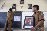 Guru memasang foto Presiden Prabowo Subianto di salah satu ruang kelas SDN Sukamaju 2, Kota Cimahi, Jawa Barat, Senin (21/10/2024). Prabowo Subianto dan Gibran Rakabuming Raka dilantik sebagai Presiden dan Wakil Presiden Republik Indonesia untuk masa bakti 2024-2029. ANTARA FOTO/Abdan Syakura/agr
