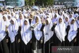 Sejumlah santri menyanyikan mars santri saat mengikuti upacara memperingati Hari Santri Nasional di Lapangan Maulana Yudha Negara, Tigaraksa, Kabupaten Tangerang, Banten, Selasa (22/10/2024). Upacara yang diikuti perwakilan pondok pesantren se-Kabupaten Tangerang tersebut mengusung tema Menyambung Juang, Merengkuh Masa Depan. ANTARA FOTO/Sulthony Hasanuddin/gp