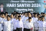 Sejumlah santri berdoa saat mengikuti upacara memperingati Hari Santri Nasional di Lapangan Maulana Yudha Negara, Tigaraksa, Kabupaten Tangerang, Banten, Selasa (22/10/2024). Upacara yang diikuti perwakilan pondok pesantren se-Kabupaten Tangerang tersebut mengusung tema Menyambung Juang, Merengkuh Masa Depan. ANTARA FOTO/Sulthony Hasanuddin/gp