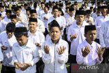 Sejumlah santri berdoa saat mengikuti upacara memperingati Hari Santri Nasional di Lapangan Maulana Yudha Negara, Tigaraksa, Kabupaten Tangerang, Banten, Selasa (22/10/2024). Upacara yang diikuti perwakilan pondok pesantren se-Kabupaten Tangerang tersebut mengusung tema Menyambung Juang, Merengkuh Masa Depan. ANTARA FOTO/Sulthony Hasanuddin/gp