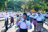 Sejumlah santriwati dan santriwati mengikuti pawai peringatan Hari Santri Nasional di Banyuwangi, Jawa Timur, Selasa (22/10/2024). Hari Santri Nasional 2024 yang mengusung tema Menyambung Juang Merengkuh Masa Depan tersebut diperingati dengan menggelar pawai yang diikuti ribuan santri dan santriwati sebagai momen menyerukan perjuangan dan bergerak bersama menuju sejahtera. ANTARA Jatim/Budi Candra Setya/mas.