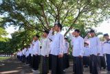 Sejumlah santri mengikuti upacara peringatan Hari Santri Nasional di Banyuwangi, Jawa Timur, Selasa (22/10/2024). Hari Santri Nasional 2024 yang mengusung tema Menyambung Juang Merengkuh Masa Depan tersebut diperingati dengan menggelar pawai yang diikuti ribuan santri dan santriwati sebagai momen menyerukan perjuangan dan bergerak bersama menuju sejahtera. ANTARA Jatim/Budi Candra Setya/mas.