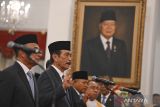 Penasihat Khusus Presiden bidang Digitalisasi dan Pemerintahan Luhut Binsar Pandjaitan (tengah) bersama  Penasihat Khusus Presiden bidang Haji Muhadjir Effendy (kiri) dan Penasihat Khusus Presiden bidang Energi Purnomo Yusgiantoro (kanan) mengucapkan sumpah jabatan saat upacara pelantikan di Istana Negara, Jakarta, Selasa (22/10/2024). Presiden Prabowo melantik Ketua Mahkamah Agung (MA) serta Kepala Badan, Gubernur Lemhanas, Utusan Khusus Presiden, Penasihat Khusus Presiden, dan Staf Khusus Presiden pada Kabinet Merah Putih 2024-2029. ANTARA FOTO/Sigid Kurniawan/app/aww/gp