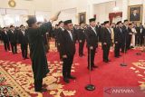 Suasana pengambilan sumpah jabatan dalam pelantikan Ketua Mahkamah Agung (MA) serta Kepala Badan, Gubernur Lemhanas, Utusan Khusus Presiden, Penasihat Khusus Presiden, dan Staf Khusus Presiden pada Kabinet Merah Putih 2024-2029 di Istana Negara, Jakarta, Selasa (22/10/2024). ANTARA FOTO/Sigid Kurniawan/app/aww/gp