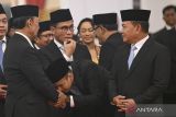 Utusan Khusus Presiden Bidang Pembinaan Generasi Muda dan Pekerja Seni terpilih Raffi Farid Ahmad (tengah, bawah) mencium tangan Penasihat Khusus Presiden bidang Politik dan Keamanan terpilih Wiranto (kiri) sebelum dilantik Presiden Prabowo Subianto di Istana Negara, Jakarta, Selasa (22/10/2024). Presiden Prabowo melantik Ketua Mahkamah Agung (MA) serta Kepala Badan, Gubernur Lemhanas, Utusan Khusus Presiden, Penasihat Khusus Presiden, dan Staf Khusus Presiden pada Kabinet Merah Putih 2024-2029. ANTARA FOTO/Sigid Kurniawan/app/foc/gp