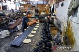 Pekerja menyelesaikan produksi sepatu di Sentra Produksi Sepatu Cibaduyut, Bandung, Jawa Barat, Selasa (22/10/2024). Kementerian Perindustrian mencatat hingga triwulan II-2024 kinerja industri alas kaki nasional mampu tumbuh sebesar 3,92 persen dibanding tahun yang lalu pada periode yang sama. ANTARA FOTO/Raisan Al Farisi/agr