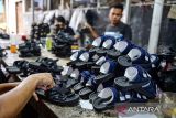 Pekerja menyelesaikan produksi sepatu di Sentra Produksi Sepatu Cibaduyut, Bandung, Jawa Barat, Selasa (22/10/2024). Kementerian Perindustrian mencatat hingga triwulan II-2024 kinerja industri alas kaki nasional mampu tumbuh sebesar 3,92 persen dibanding tahun yang lalu pada periode yang sama. ANTARA FOTO/Raisan Al Farisi/agr