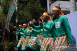 Sejumlah Aparatur Sipil Negara mengikuti Lomba Tari Jepin di Pontianak, Kalimantan Barat, Senin (21/10/2024). Lomba tari jepin yang diikuti ASN dari OPD Pemkot Pontianak tersebut digelar dalam rangka memperingati HUT ke-253 Kota Pontianak. Antara Kalbar/Edo Saputra/Jhw