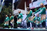 Sejumlah Aparatur Sipil Negara mengikuti Lomba Tari Jepin di Pontianak, Kalimantan Barat, Senin (21/10/2024). Lomba tari jepin yang diikuti ASN dari OPD Pemkot Pontianak tersebut digelar dalam rangka memperingati HUT ke-253 Kota Pontianak. Antara Kalbar/Edo Saputra/Jhw