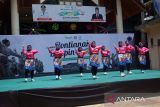 Sejumlah Aparatur Sipil Negara mengikuti Lomba Tari Jepin di Pontianak, Kalimantan Barat, Senin (21/10/2024). Lomba tari jepin yang diikuti ASN dari OPD Pemkot Pontianak tersebut digelar dalam rangka memperingati HUT ke-253 Kota Pontianak. Antara Kalbar/Edo Saputra/Jhw