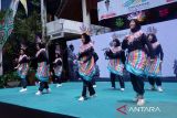 Sejumlah Aparatur Sipil Negara mengikuti Lomba Tari Jepin di Pontianak, Kalimantan Barat, Senin (21/10/2024). Lomba tari jepin yang diikuti ASN dari OPD Pemkot Pontianak tersebut digelar dalam rangka memperingati HUT ke-253 Kota Pontianak. Antara Kalbar/Edo Saputra/Jhw