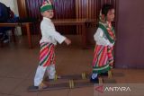 Dua anak bermain terompah di kegiatan permainan tradisional Festival Melayu XIII di rumah melayu, Pontianak, Kalimantan Barat, Selasa (22/10/2024). Kegiatan tersebut bertujuan untuk memperkenalkan permainan tradisional  kepada generasi muda. Antara Kalbar/Edo Saputra/Jhw