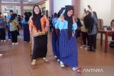 Guru dan siswa bermain terompah di kegiatan permainan tradisional Festival Melayu XIII di rumah melayu, Pontianak, Kalimantan Barat, Selasa (22/10/2024). Kegiatan tersebut bertujuan untuk memperkenalkan permainan tradisional  kepada generasi muda. Antara Kalbar/Edo Saputra/Jhw
