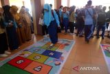 Seorang siswa bermain engklek di kegiatan permainan tradisional Festival Melayu XIII di rumah melayu, Pontianak, Kalimantan Barat, Selasa (22/10/2024). Kegiatan tersebut bertujuan untuk memperkenalkan permainan tradisional  kepada generasi muda. Antara Kalbar/Edo Saputra/Jhw