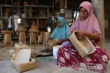 Perajin menyelesaikan pembuatan berbagai jenis produk kerajinan anyaman dari tanaman bili (Donax canniformis) di UMKM Bili Droe, desa Lampanah Tunong, kabupaten Aceh Besar, Aceh, Selasa (22/10/2024). Pemerintah mulai tahun 2025 menerapakan  sistem innovative credit scoring (ICS) untuk penyaluran KUR kepada UMKM  guna meningkatkan akurasi dalam penilaian kelayakan peminjam serta meminimalkan risiko kredit macet. ANTARA FOTO/Ampelsa.