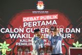 Pasangan cagub dan cawagub nomor urut 2, Rudy Mas'ud (kiri) dan Seno Aji (kanan) menunjukkan amplop pertanyaan saat mengikuti Debat Pertama Pilgub Kaltim 2024 di Samarinda, Kaltim, Rabu (23/10/2024). Debat tersebut bertemakan Penguatan Pondasi Pembangunan dan Kesejahteraan Masyarakat. Antara Kaltim/M Risyal Hidayat