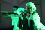 Sejumlah pemain mementaskan drama kolosal Resolusi Jihad NU 1945 di Tugu Pahlawan, Surabaya, Jawa Timur, Selasa (22/10/2024). Drama kolosal itu merupakan rangkaian acara  untuk memperingati Hari Santri Nasional. Antara Jatim/Didik Suhartono/um