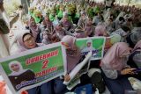 Ibu ibu muslimat membawa alat peraga kampanye saat calon Gubernur Jawa Timur Khofifah Indar Parawansa safari politik di Puspa Agro Desa Jemundo Kecamatan Taman, Sidoarjo, Rabu (23/10/2024). Safari politik Khofifah tersebut selain untuk memperingati Hari Santri Nasional juga mengajak masyarakat untuk tidak golput dalam Pilkada Serentak 27 November 2024. Antara Jatim/Umarul Faruq