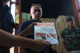 Petugas memeriksa surat suara pemilihan bupati dan wakil bupati Kediri yang baru datang di gudang Komisi Pemilihan Umum (KPU) Kabupaten Kediri, Jawa Timur, Rabu (23/10/2024). KPU Kabupaten Kediri menerima sebanyak 1.287.433 lembar surat suara pilbup untuk kebutuhan Pilkada 2024. Antara Jatim/Prasetia Fauzani/um