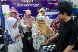 Sejumlah pengunjung mencoba teknologi virtual reality (VR) saat Festival Digital Jawa Timur 2024 di GOR Rangga Jaya Anoraga, Tuban, Jawa Timur, Rabu (23/10/2024). Agenda yang berlangsung selama tiga hari sejak Selasa (22\10) hingga Kamis (24/10) itu diinisiasi pemerintah setempat sebagai upaya mempercepat transformasi digital di sektor administrasi pemerintahan dan pelayanan publik khususnya di wilayah Jawa Timur. Antara Jatim/Muhammad Mada/um