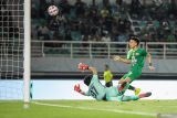 Pesepak bola Persebaya Surabaya Muhamad Kasim Botan (kanan) menendang bola dengan dihadang kiper PSM Makassar Hilman Syah (kiri) pada pertandingan BRI Liga 1 di Stadion Gelora Bung Tomo, Surabaya, Jawa Timur, Rabu (23/10/2024). Pertandingan tersebut berakhir imbang dengan skor 1-1. Antara Jatim/Rizal Hanafi/um