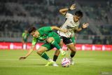 Pesepak bola Persebaya Surabaya Francisco Rivera (kiri) berebut bola dengan pesepak bola PSM Makassar Ricky Pratama (kanan) pada pertandingan BRI Liga 1 di Stadion Gelora Bung Tomo, Surabaya, Jawa Timur, Rabu (23/10/2024). Pertandingan tersebut berakhir imbang dengan skor 1-1. Antara Jatim/Rizal Hanafi/um