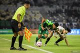 Pesepak bola Persebaya Surabaya Arief Catur Pamungkas (tengah) berusaha melewati hadangan pesepak bola PSM Makassar Victor Jonson Dethan (kanan) pada pertandingan BRI Liga 1 di Stadion Gelora Bung Tomo, Surabaya, Jawa Timur, Rabu (23/10/2024). Pertandingan tersebut berakhir imbang dengan skor 1-1. Antara Jatim/Rizal Hanafi/um