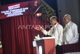 Pasangan cagub dan cawagub nomor urut 1, Isran Noor (kanan) dan Hadi Mulyadi (kiri) menjawab pertanyaan saat mengikuti Debat Pertama Pilgub Kaltim 2024 di Samarinda, Kaltim, Rabu (23/10/2024). Debat tersebut bertemakan Penguatan Pondasi Pembangunan dan Kesejahteraan Masyarakat. Antara Kaltim/M Risyal Hidayat