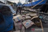 Warga mengumpulkan kardus bekas di kampung nelayan Karangsong, Indramayu, Jawa Barat, Rabu (23/10/2024). Tingkat kemiskinan ekstrem di Indonesia merosot tajam dalam 10 tahun terakhir, dari sebelumnya di level 7,9 persen dari total penduduk pada 2014, kini tersisa 0,8 persen pada 2024. ANTARA FOTO/Dedhez Anggara/agr