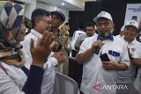 Calon Gubernur Jawa Barat Ahmad Syaikhu (kedua kanan) didampingi Ketua Simpul Brigade Hurriyatul Ummah Uu Ruzhanul Ulum (kanan) nyanyi bersama relawan saat Deklarasi bersama simpul Brigade Hurriyatul Ummah untuk pemenangan Jabar Asih di Kota Tasikmalaya, Jawa Barat, Rabu (23/10/2024). Paslon nomor urut 3 Ahmad Syaikhu - llham Habibie berjanji akan melanjutkan program pembangunan untuk masyarakat Jawa Barat. ANTARA FOTO/Adeng Bustomi/agr