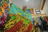 Pekerja memperlihatkan batik motif abstrak di rumah produksi Batik Ismoyo, Lumajang, Jawa Timur, Rabu (23/10/2024). Untuk lebih bisa mengikuti selera pasar, sejak 2022 perajin batik setempat mengembangkan batik motif abstrak yang dijual mulai harga Rp175 ribu hingga Rp350 ribu per lembar yang telah dipasarkan ke sejumlah daerah di pulau Jawa, Kalimantan, Sumatera, dan Sulawesi. ANTARA Jatim/Irfan Sumanjaya/mas.