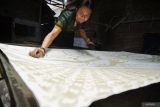 Pekerja menyelesaikan pembuatan batik abstrak menggunakan canting di rumah produksi Batik Ismoyo, Lumajang, Jawa Timur, Rabu (23/10/2024). Untuk lebih bisa mengikuti selera pasar, sejak 2022 perajin batik setempat mengembangkan batik motif abstrak yang dijual mulai harga Rp175 ribu hingga Rp350 ribu per lembar yang telah dipasarkan ke sejumlah daerah di pulau Jawa, Kalimantan, Sumatera, dan Sulawesi. ANTARA Jatim/Irfan Sumanjaya/mas.