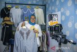 Pelaku Usaha Mikro Kecil Menengah (UMKM) melakukan siaran langsung penjualan pakaian melalui aplikasi belanja daring (e-commerce) di Studio Nukadua Thrift, Padalarang, Kabupaten Bandung Barat, Jawa Barat, Rabu (23/10/2024). Kementerian Komunikasi dan Digital mengungkapkan transformasi digital diperkirakan akan menambah nilai perekonomian global senilai 100 triliun dolar AS pada 2025, sementara untuk nilai ekonomi digital Indonesia sendiri diperkirakan akan mencapai 130 miliar dolar AS. ANTARA FOTO/Abdan Syakura/agr