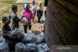 Warga mengambil paket beras dan gula saat operasi pasar bersubsidi di Pasar Kreatif Jawa Barat, Bandung, Jawa Barat, Rabu (23/10/2024). Pemerintah Kota Bandung menggelar Operasi Pasar Bersubsidi yang menjual sebanyak 3.000 paket beras dan gula di bawah rata-rata sebagai salah satu upaya mengendalikan inflasi untuk menekan harga beberapa komoditas. ANTARA FOTO/Raisan Al Farisi/agr
