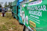 Warga membawa paket beras dan gula saat operasi pasar bersubsidi di Pasar Kreatif Jawa Barat, Bandung, Jawa Barat, Rabu (23/10/2024). Pemerintah Kota Bandung menggelar Operasi Pasar Bersubsidi yang menjual sebanyak 3.000 paket beras dan gula di bawah rata-rata sebagai salah satu upaya mengendalikan inflasi untuk menekan harga beberapa komoditas. ANTARA FOTO/Raisan Al Farisi/agr
