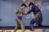 Dua pesilat dari Kabupaten Mempawah beraksi dalam Lomba Silat Seni Tradisional di Festival Melayu Kalbar XIII, Pontianak, Kalimantan Barat, Rabu (23/10/2024). Lomba silat yang diikuti 12 kelompok peserta se-Kalimantan Barat tersebut bertujuan untuk mengembangkan seni tradisi silat sebagai warisan budaya Melayu Kalimantan Barat. Antara Kalbar/Edo Saputra/Jhw