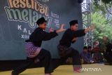 Dua pesilat dari Kabupaten Kayong Utara beraksi dalam Lomba Silat Seni Tradisional di Festival Melayu Kalbar XIII, Pontianak, Kalimantan Barat, Rabu (23/10/2024). Lomba silat yang diikuti 12 kelompok peserta se-Kalimantan Barat tersebut bertujuan untuk mengembangkan seni tradisi silat sebagai warisan budaya Melayu Kalimantan Barat. Antara Kalbar/Edo Saputra/Jhw